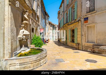 Der Nostradamus-Brunnen in der mittelalterlichen Altstadt von Saint-Remy-de-Provence, Frankreich, in der Region Provence Cote d'Azur in Südfrankreich. Stockfoto