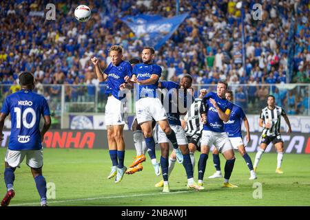 Belo Horizonte, Minas Gerais, Brasilien. 13. Februar 2023. (SPO) Spiel der Mineiro Football Championship zwischen Cruzeiro und Atletico Mineiro. 13. Februar 2023. Brasilien, Minas Gerais, Belo Horizonte: Höhepunkte des Spiels zwischen Cruzeiro und Atletico Mineiro, gültig für die 5. Runde der Mineiro Football Championship 2023, die am Montag, den 13. Februar 2023 im Stadion Independencia in Belo Horizonte (MG) stattfindet. Das Spiel endete mit einem Unentschieden von 1-1, mit einem Tor von Huck von Atletico-MG und Bruno von Cruzeiro. Kredit: Breno Babu/Thenews2 (Kredit: © Breno Babu/TheNEWS2 via ZUMA Pres Stockfoto