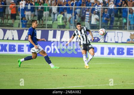 Belo Horizonte, Minas Gerais, Brasilien. 13. Februar 2023. (SPO) Spiel der Mineiro Football Championship zwischen Cruzeiro und Atletico Mineiro. 13. Februar 2023. Brasilien, Minas Gerais, Belo Horizonte: Höhepunkte des Spiels zwischen Cruzeiro und Atletico Mineiro, gültig für die 5. Runde der Mineiro Football Championship 2023, die am Montag, den 13. Februar 2023 im Stadion Independencia in Belo Horizonte (MG) stattfindet. Das Spiel endete mit einem Unentschieden von 1-1, mit einem Tor von Huck von Atletico-MG und Bruno von Cruzeiro. Kredit: Breno Babu/Thenews2 (Kredit: © Breno Babu/TheNEWS2 via ZUMA Pres Stockfoto