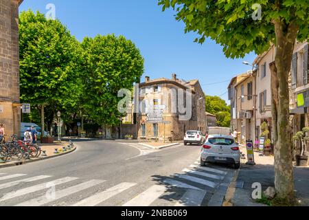 Wegweiser in Richtung Avignon, Alpilles und Tourismusbüro an einer Kreuzung im mittelalterlichen Zentrum von Saint-Remy-de-Provence, Frankreich Stockfoto