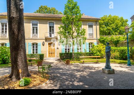 Ein malerischer Innenhof mit Statue vor einem öffentlichen Gebäude im historischen Zentrum von Saint-Remy de Provence in der Region Cote d'Azur Provence. Stockfoto