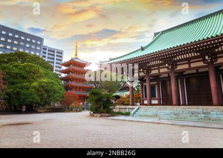 Fukuoka, Japan - Nov. 30 2022: Tochoji-Tempel im Stadtteil Hakata. Erbaut von Kobo Daishi am Meer, an den heutigen Ort von Kuroda Taday verlegt Stockfoto