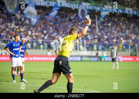 Belo Horizonte, Minas Gerais, Brasilien. 13. Februar 2023. (SPO) Spiel der Mineiro Football Championship zwischen Cruzeiro und Atletico Mineiro. 13. Februar 2023. Brasilien, Minas Gerais, Belo Horizonte: Höhepunkte des Spiels zwischen Cruzeiro und Atletico Mineiro, gültig für die 5. Runde der Mineiro Football Championship 2023, die am Montag, den 13. Februar 2023 im Stadion Independencia in Belo Horizonte (MG) stattfindet. Das Spiel endete mit einem Unentschieden von 1-1, mit einem Tor von Huck von Atletico-MG und Bruno von Cruzeiro. Kredit: Breno Babu/Thenews2 (Kredit: © Breno Babu/TheNEWS2 via ZUMA Pres Stockfoto