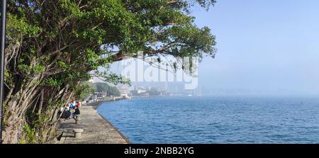 Tamsui, Taiwan - 12. Februar 2023 : Menschen am Tamsui River, Tamsui Street im tamsui District, New taipei City, Taiwan während des Sonnenuntergangs Stockfoto