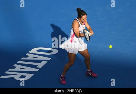 Doha, Katar. 13. Februar 2023. Martina Trevisan aus Italien kehrt während der Einzelrunde des 32. Spiels gegen Karol¨ªna Muchova aus der Tschechischen Republik um WTA500 Uhr Qatar Open 2023 in Doha, Katar, 13. Februar 2023, zurück. Kredit: Nikku/Xinhua/Alamy Live News Stockfoto