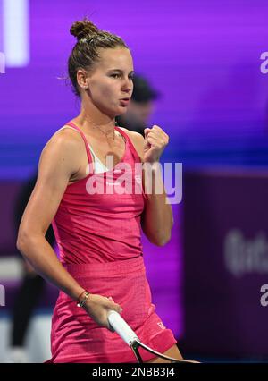 Doha, Katar. 13. Februar 2023. Veronika Kudermetova aus Russland reagiert während der Einzelrunde des 32. Spiels gegen Barbora Krejcikova aus der Tschechischen Republik auf der WTA500. Qatar Open 2023 in Doha, Katar, 13. Februar 2023. Kredit: Nikku/Xinhua/Alamy Live News Stockfoto