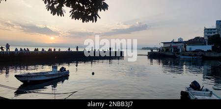 Tamsui, Taiwan - 12. Februar 2023 : Menschen am Tamsui River, Tamsui Street im tamsui District, New taipei City, Taiwan während des Sonnenuntergangs Stockfoto