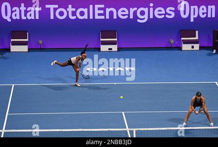 Doha, Katar. 13. Februar 2023. Coco Gauff (L) /Jessica Pegula aus den Vereinigten Staaten treten während der Doppelrunde des 16. Spiels gegen Xu Yifan aus China/Tereza Mihalikova aus der Slowakischen Republik bei der WTA500 Qatar Open 2023 in Doha, Katar, am 13. Februar 2023 an. Kredit: Nikku/Xinhua/Alamy Live News Stockfoto