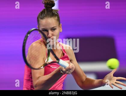 Doha, Katar. 13. Februar 2023. Veronika Kudermetova aus Russland kehrt während der Einzelrunde des 32. Spiels gegen Barbora Krejcikova aus der Tschechischen Republik um WTA500 Uhr Qatar Open 2023 in Doha, Katar, 13. Februar 2023, zurück. Kredit: Nikku/Xinhua/Alamy Live News Stockfoto