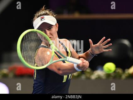 Doha, Katar. 13. Februar 2023. Barbora Krejcikova aus der Tschechischen Republik kehrt während der Einzelrunde 32 gegen Veronika Kudermetova aus Russland um WTA500 Uhr Qatar Open 2023 in Doha, Katar, 13. Februar 2023 zurück. Kredit: Nikku/Xinhua/Alamy Live News Stockfoto