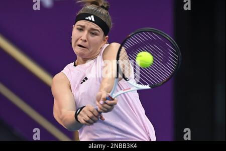 Doha, Katar. 13. Februar 2023. Karol¨ªna Muchova aus der Tschechischen Republik kehrt während der Einzelrunde 32 gegen Martina Trevisan aus Italien um WTA500 Uhr Qatar Open 2023 in Doha, Katar, 13. Februar 2023 zurück. Kredit: Nikku/Xinhua/Alamy Live News Stockfoto