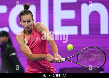 Doha, Katar. 13. Februar 2023. Veronika Kudermetova aus Russland kehrt während der Einzelrunde des 32. Spiels gegen Barbora Krejcikova aus der Tschechischen Republik um WTA500 Uhr Qatar Open 2023 in Doha, Katar, 13. Februar 2023, zurück. Kredit: Nikku/Xinhua/Alamy Live News Stockfoto