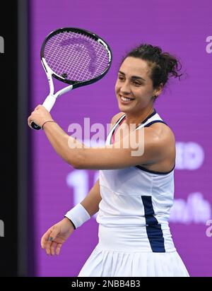 Doha, Katar. 13. Februar 2023. Martina Trevisan aus Italien reagiert während der Einzelrunde des 32. Spiels gegen Karol¨ªna Muchova aus der Tschechischen Republik auf der WTA500. Qatar Open 2023 in Doha, Katar, 13. Februar 2023. Kredit: Nikku/Xinhua/Alamy Live News Stockfoto