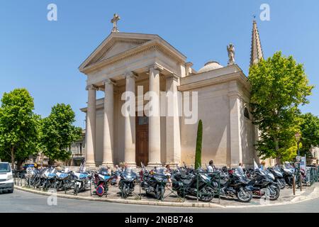 Die collegiale Saint-Martin, eine Kollegialkirche in Saint-Remy-de-Provence, Provence-Alpes-Cote d'Azur, Frankreich, mit einer großen Gruppe von Motorrädern. Stockfoto