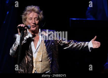 Hollywood, Usa. 13. Februar 2023. Rod Stewart tritt am Montag, den 13. Februar 2023 auf der Bühne im Hard Rock Live im Seminole Hotel and Casino Hollywood in Hollywood, Florida auf. Foto: Gary i Rothstein/UPI Credit: UPI/Alamy Live News Stockfoto