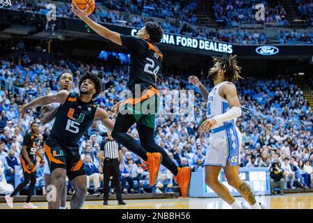 13. Februar 2023: Miami (FL) Hurricanes Guard Nijel Pack (24) versucht einen Layup, nachdem er an North Carolina Tar Heels Guard R.J. vorbeigekommen ist Davis (4) während der zweiten Hälfte des Basketball-Matchups im Dean Smith Center in Chapel Hill, NC. (Scott Kinser/CSM) Stockfoto