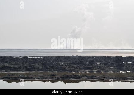 Das Panorama des Sidoarjo-Schlamms oder Lapindo-Schlamms ist ein heißes Schlammausbruch, Sidoarjo in Ostjava, Indonesien, das seit Mai 2006 ausbricht. Stockfoto