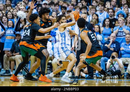 13. Februar 2023: North Carolina Tar Heels Wächter R.J. Davis (4) trifft auf Miami (FL) Hurricanes Forward Norchad Omier (15), Guard Nijel Pack (24) und Guard Harlond Beverly (5), während er in der zweiten Hälfte des ACC Basketball Matchups im Dean Smith Center in Chapel Hill, NC, gefangen ist. (Scott Kinser/CSM) Stockfoto