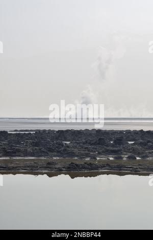 Das Panorama des Sidoarjo-Schlamms oder Lapindo-Schlamms ist ein heißes Schlammausbruch, Sidoarjo in Ostjava, Indonesien, das seit Mai 2006 ausbricht. Stockfoto