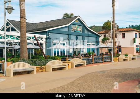 Avila Beach, Kalifornien, USA - 2. Februar 2023. Avila Beach Stadtpromenade mit Restaurants, Geschäften, Terrassen, Bänken und Kunst. Stockfoto