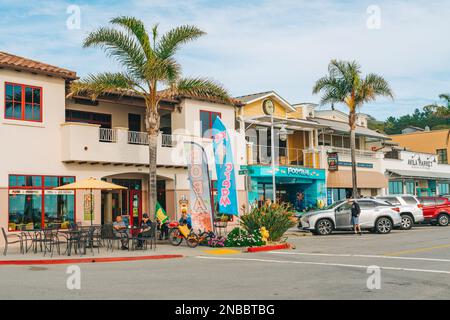 Avila Beach, Kalifornien, USA - 2. Februar 2023. Avila Beach Stadtpromenade mit Restaurants, Geschäften, Terrassen, Bänken und Kunst. Stockfoto