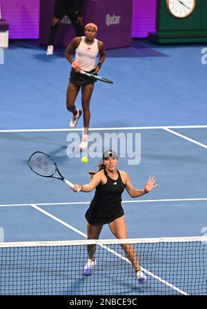 Doha, Katar. 13. Februar 2023. Coco Gauff/Jessica Pegula (R) der Vereinigten Staaten treten während der Doppelrunde des 16. Spiels gegen Xu Yifan aus China/Tereza Mihalikova aus der Slowakei bei WTA500 Qatar Open 2023 in Doha, Katar, 13. Februar 2023, gegeneinander an. Kredit: Nikku/Xinhua/Alamy Live News Stockfoto