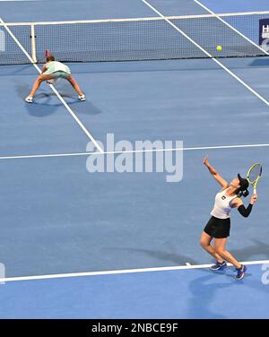 Doha, Katar. 13. Februar 2023. Xu Yifan (R) aus China/Tereza Mihalikova aus der Slowakei treten während der Doppelrunde von 16 gegen Coco Gauff/Jessica Pegula aus den Vereinigten Staaten bei WTA500 Qatar Open 2023 in Doha, Katar, 13. Februar 2023, gegeneinander an. Kredit: Nikku/Xinhua/Alamy Live News Stockfoto