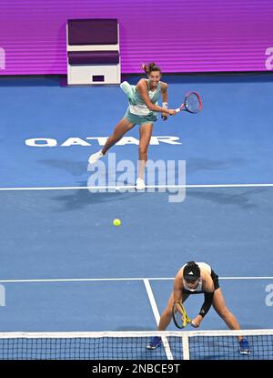 Doha, Katar. 13. Februar 2023. Xu Yifan aus China/Tereza Mihalikova (oben) aus der Slowakei treten während der Doppelrunde von 16 gegen Coco Gauff/Jessica Pegula aus den Vereinigten Staaten bei WTA500 Qatar Open 2023 in Doha, Katar, 13. Februar 2023, gegeneinander an. Kredit: Nikku/Xinhua/Alamy Live News Stockfoto