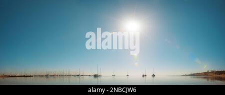 Boote ankerten an einem sonnigen Tag in einem ruhigen Hafen in Geelong Marina, Great Ocean Road, Victoria, Australien Stockfoto