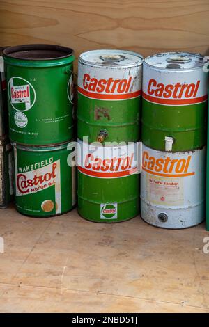 Invercargill, South Island, Neuseeland- Januar 2023: Retro-Sammlung von Oldtimer-Castrol-Tassen in der Bill Richardson Transport World Stockfoto
