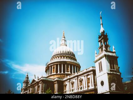 Die St. Paul's Cathedral in London zeigt ihre atemberaubende Kuppel und detaillierte Architektur bei lebendigem Tageslicht Stockfoto
