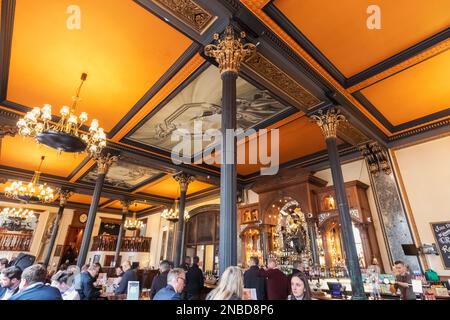 England, London, The Strand, The Knights Templar Wetherspoons Pub Mit Innenansicht Stockfoto