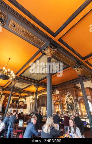 England, London, The Strand, The Knights Templar Wetherspoons Pub Mit Innenansicht Stockfoto