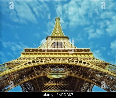 Ein Blick aus der Wurmperspektive auf den Eiffelturm, Paris, Frankreich Stockfoto