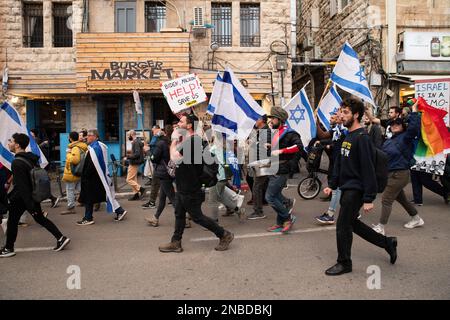 Jerusalem, Israel. 13. Februar 2023. Israelische Demonstranten marschieren während der Demonstration. Mehr als hundert Menschen protestierten, als der Knesset Law Committee die erste Genehmigungsphase der israelischen Rechtsüberholung durchlief. Kredit: SOPA Images Limited/Alamy Live News Stockfoto