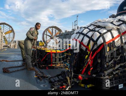 VIRGINIA BEACH, Virginia – Matrosen, die der Angriffsflotteneinheit 4 zugeteilt sind, bereiten Material vor, das im Atlantik aus einem Höhenballon für den Transport zu Bundesagenten auf der Joint Expeditionary Base Little Creek gefunden wurde. 10. Februar 2023. Auf Anweisung des Präsidenten der Vereinigten Staaten und mit voller Unterstützung der kanadischen Regierung, US-Kampfflugzeuge unter U.S. Die Northern Command Authority hat einen Ballon in großer Höhe innerhalb des US-Luftraums und über den Hoheitsgewässern der USA zum Absturz gebracht. Februar 2023. Aktiver Dienst, Reserve, Nationalgarde und Zivilpersonal geplant und Ex Stockfoto