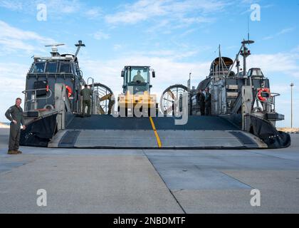 VIRGINIA BEACH, Virginia – Matrosen, die der Angriffsflotteneinheit 4 zugeteilt sind, bereiten Material vor, das im Atlantik aus einem Höhenballon für den Transport zu Bundesagenten auf der Joint Expeditionary Base Little Creek gefunden wurde. 10. Februar 2023. Auf Anweisung des Präsidenten der Vereinigten Staaten und mit voller Unterstützung der kanadischen Regierung, US-Kampfflugzeuge unter U.S. Die Northern Command Authority hat einen Ballon in großer Höhe im US-Luftraum und über den Hoheitsgewässern der USA zum Absturz gebracht. Februar 2023. Aktiver Dienst, Reserve, Nationalgarde und Zivilpersonal geplant und e Stockfoto