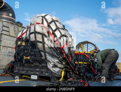VIRGINIA BEACH, Virginia – Matrosen, die der Angriffsflotteneinheit 4 zugeteilt sind, bereiten Material vor, das im Atlantik aus einem Höhenballon für den Transport zu Bundesagenten auf der Joint Expeditionary Base Little Creek gefunden wurde. 10. Februar 2023. Auf Anweisung des Präsidenten der Vereinigten Staaten und mit voller Unterstützung der kanadischen Regierung, US-Kampfflugzeuge unter U.S. Die Northern Command Authority hat einen Ballon in großer Höhe innerhalb des US-Luftraums und über den Hoheitsgewässern der USA zum Absturz gebracht. Februar 2023. Aktiver Dienst, Reserve, Nationalgarde und Zivilpersonal geplant und Ex Stockfoto