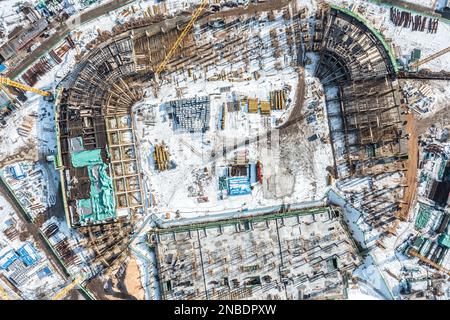 MINSK, WEISSRUSSLAND - 15. FEBRUAR 2022: Draufsicht auf große Baustelle mit im Bau befindlichem Stadion. Stockfoto