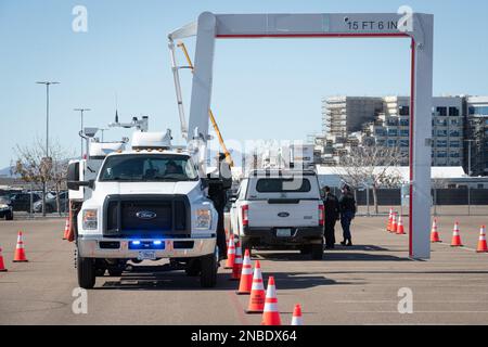 USA Zoll- und Grenzschutzbeamte führen zusammen mit dem Office of Field Operations nicht-intrusive Inspektionen (NII) von Fahrzeugen durch, wenn sie einen sicheren Bereich in der Nähe des State Farm Stadions vor dem Super Bowl LVII in Glendale, Arizona, am 7. Februar 2023 betreten. CBP Foto von Jerry Glaser Stockfoto