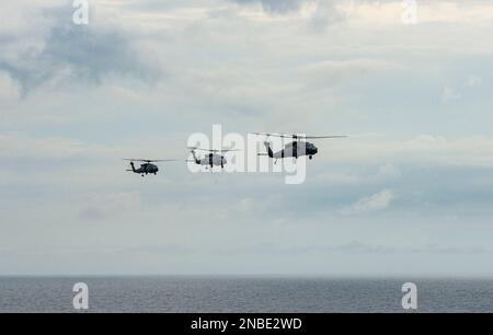 230212-N-WM182-1201 SÜDCHINESISCHES MEER (12. Februar 2023) Flugzeuge des Carrier Air Wing (CVW) 17 fliegen in Formation neben dem Flugzeugträger USS Nimitz (CVN 68). Nimitz ist in der US-7.-Flotte und führt Routineeinsätze durch. 7. Fleet sind die USA Die größte Flotte der Navy, die mit einer Anzahl von Flotten ausgestattet ist, und arbeitet regelmäßig mit Alliierten und Partnern zusammen, um eine freie und offene Region im Indo-Pazifik zu erhalten. (USA Marinefoto von Mass Communication Specialist 2. Class Caitlin Flynn) Stockfoto