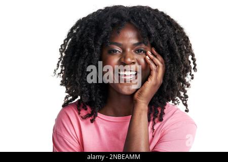 Die innere Schönheit ist so hell, sie strahlt ihr eigenes Licht aus. Studioporträt einer attraktiven jungen Frau, die vor weißem Hintergrund posiert. Stockfoto