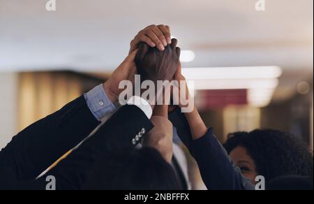 Einheit ist unsere größte Stärke. Nahaufnahme einer Gruppe von unbekannten Geschäftsleuten, die sich in einem Meeting in einem Büro zusammentun. Stockfoto