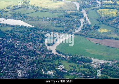 Blick vom Himmel auf das Dorf Wargrave in Berkshire am Ufer der Themse an einem Frühlingsnachmittag. Das historische Wargrave Manor liegt in Richtung Stockfoto