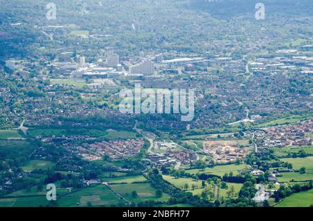 Blick aus einem Flugzeug auf Bradknell in Berkshire an einem sonnigen Frühlingsnachmittag. Der gestufte Turmblock Royal Winchester House befindet sich in Richtung Zentrum von Stockfoto