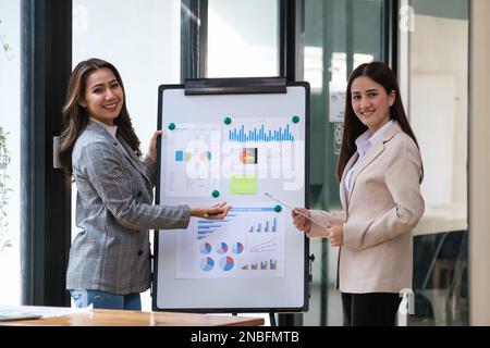 Business-Projekt-Team, das im Besprechungsraum des Unternehmens zusammenarbeitet und die Strategie der Geschäftsfinanzierung verfolgt. Konzept der Investitions- und Finanzanalyse Stockfoto