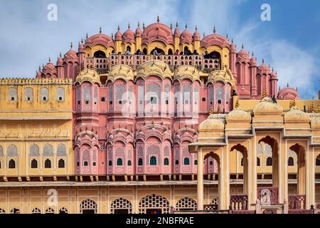 Der Hawa Mahal von Jaipur. Dieser Palast ist bekannt als Palast der Winde und ist ein beeindruckendes Beispiel für Rajput-Architektur. Stockfoto