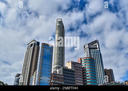 Wolkenkratzer bei Tsim Sha Tsui in Hongkong Stockfoto