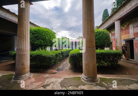 Der Blick auf den üppigen, grünen Garten in Richtung Venus Fresco in der Villa Praedia di Giulia Felice. Im Archäologischen Park von Pompeji in der Nähe von Neapel, Italien. Stockfoto