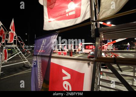 Köln, Deutschland. 14. Februar 2023. Die Zufahrtsstraße zum Busbahnhof in Köln ist durch Streiks blockiert. Für Dienstag haben die Gewerkschaften Verdi und Komba Warnstreiks im Nahverkehr gefordert. Kredit: Sascha Thelen/dpa/Alamy Live News Stockfoto